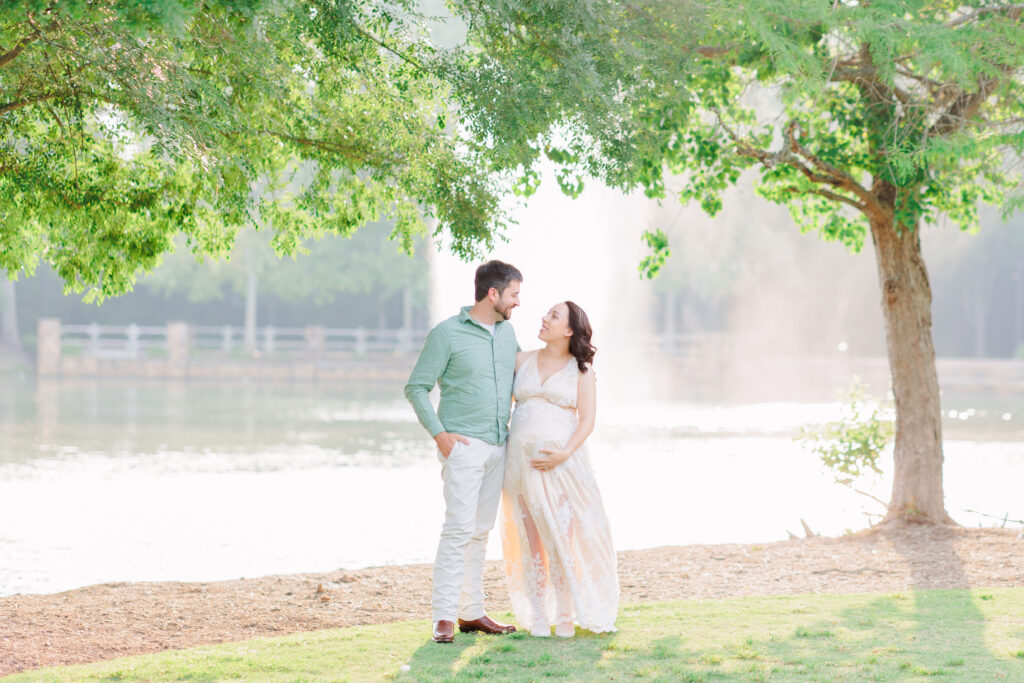 Couple maternity session in Rob Fleming Park in The Woodlands, Texas