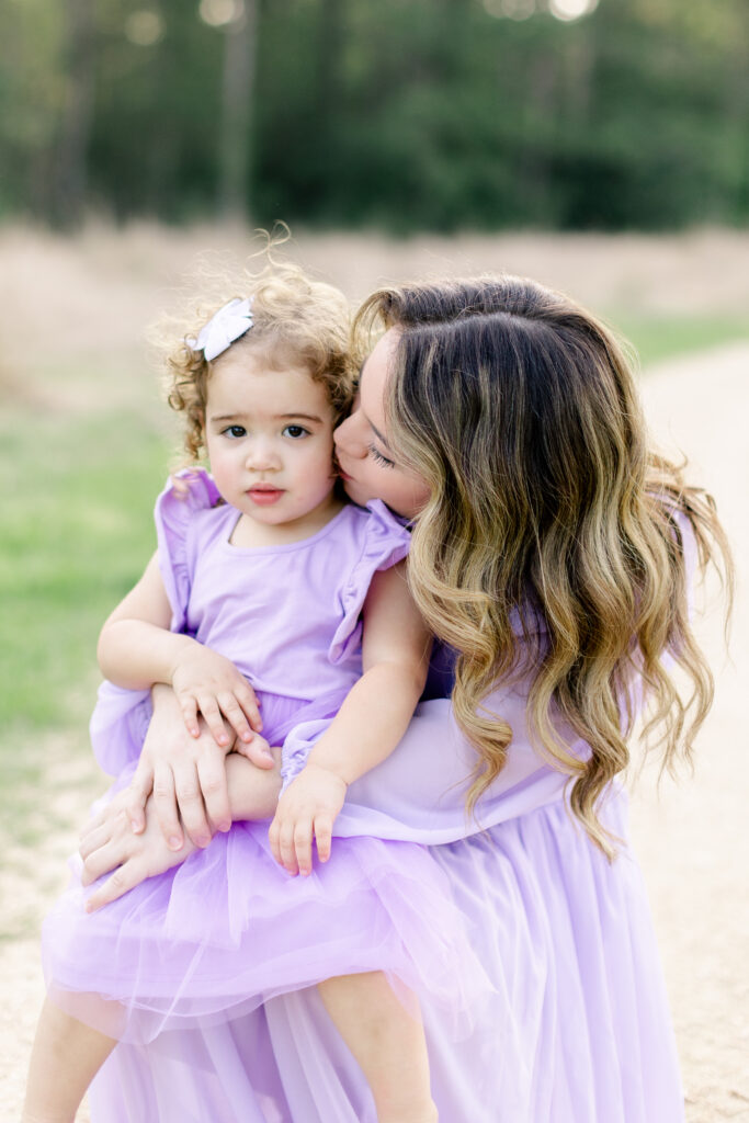 Mommy kisses daughter in East End Park, Texas photo session